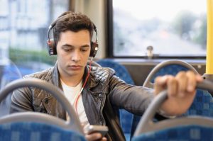 گوش دادن به کتاب صوتی روانشناسی نوین سیف در اتوبوس
